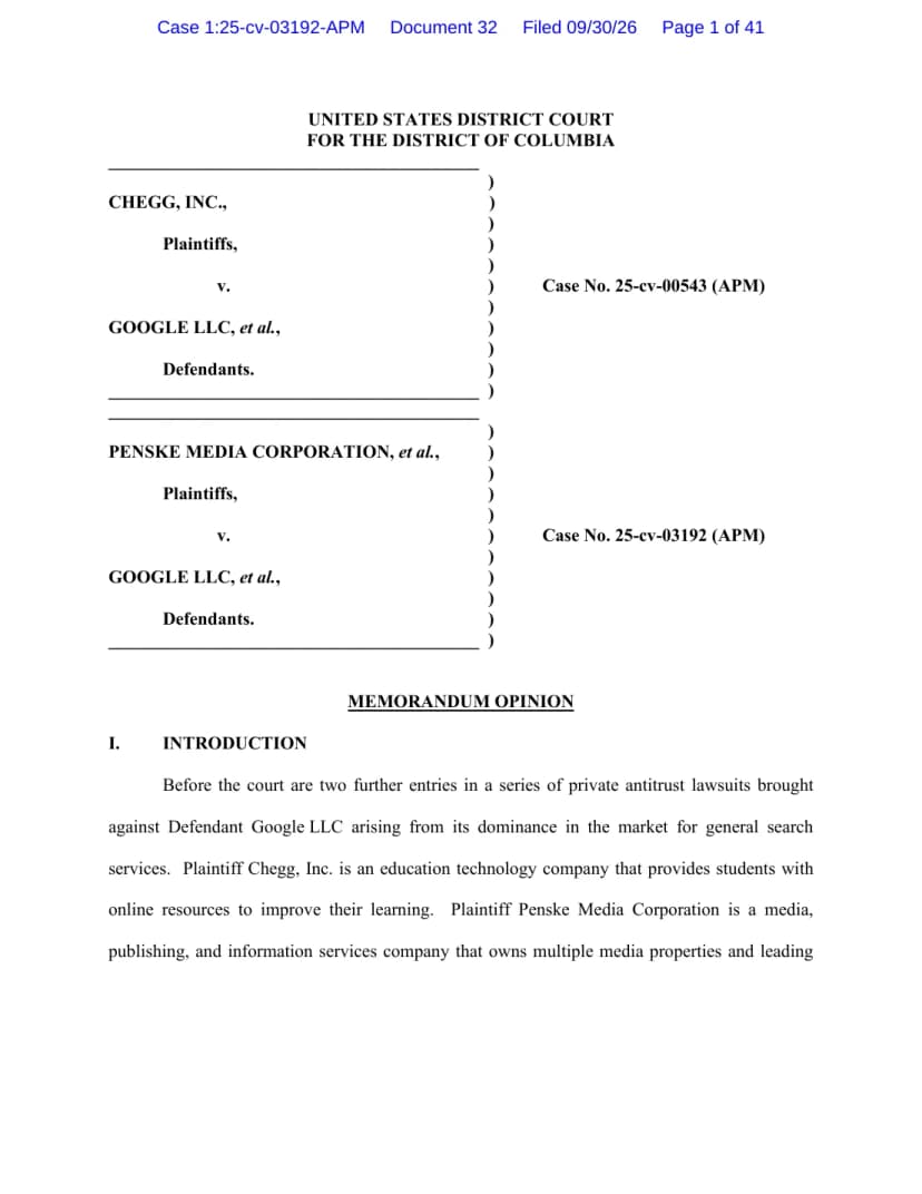 米国コロンビア特別区連邦地方裁判所のMemorandum Opinionの1ページ目。「UNITED STATES DISTRICT COURT FOR THE DISTRICT OF COLUMBIA」の見出しの下に、CHEGG, INC.対GOOGLE LLC(Case No. 25-cv-00543)と、PENSKE MEDIA CORPORATION対GOOGLE LLC(Case No. 25-cv-03192)の2件の当事者が並ぶ。その下に「MEMORANDUM OPINION」「I. INTRODUCTION」とあり、一般検索の市場での支配をめぐる私人の独占禁止法の訴えであること、Cheggは教育テクノロジーの会社、Penske Mediaはメディア・出版・情報サービスの会社であることが英文で書かれている