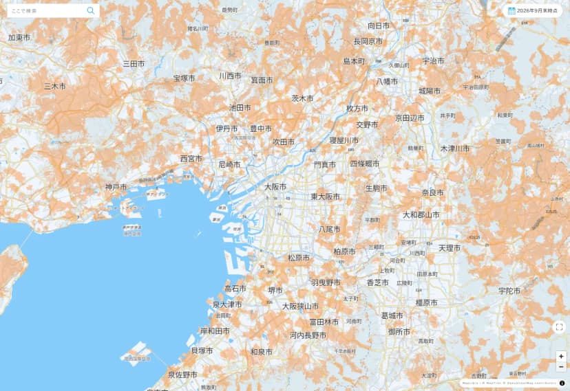 KDDIのローミングサービス提供エリアの地図。右上に「2026年9月末時点」と出ている。大阪湾を囲む神戸市・大阪市・堺市から、北は三田市・池田市・茨木市、東は奈良市・天理市・宇陀市、南は岸和田市・和泉市あたりまでが写り、大阪市の中心部などを除く広い範囲がオレンジ色に塗られている